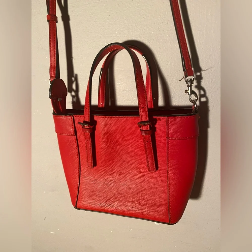 Guess - Picture 5 of 8